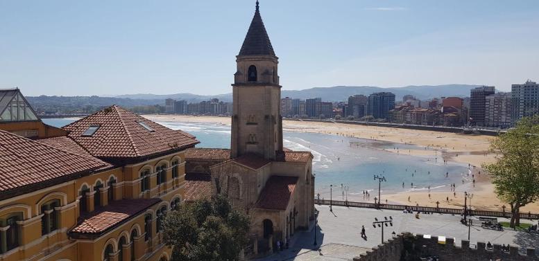 Atico En Cimadevilla Mirando Al Mar Gijon Exterior photo